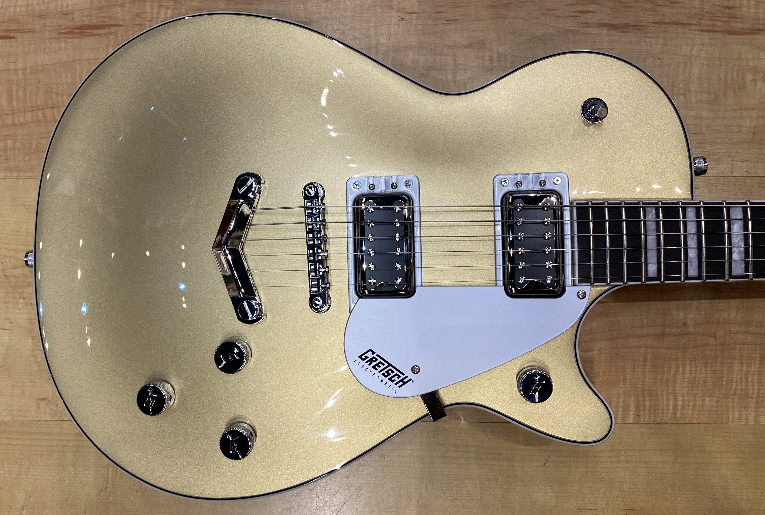 Gretsch_G5220_Electromatic_Jet_BT_Single_Cut _V_Stoptail_Black_Walnut_Fingerboard_Casino_Gold_4