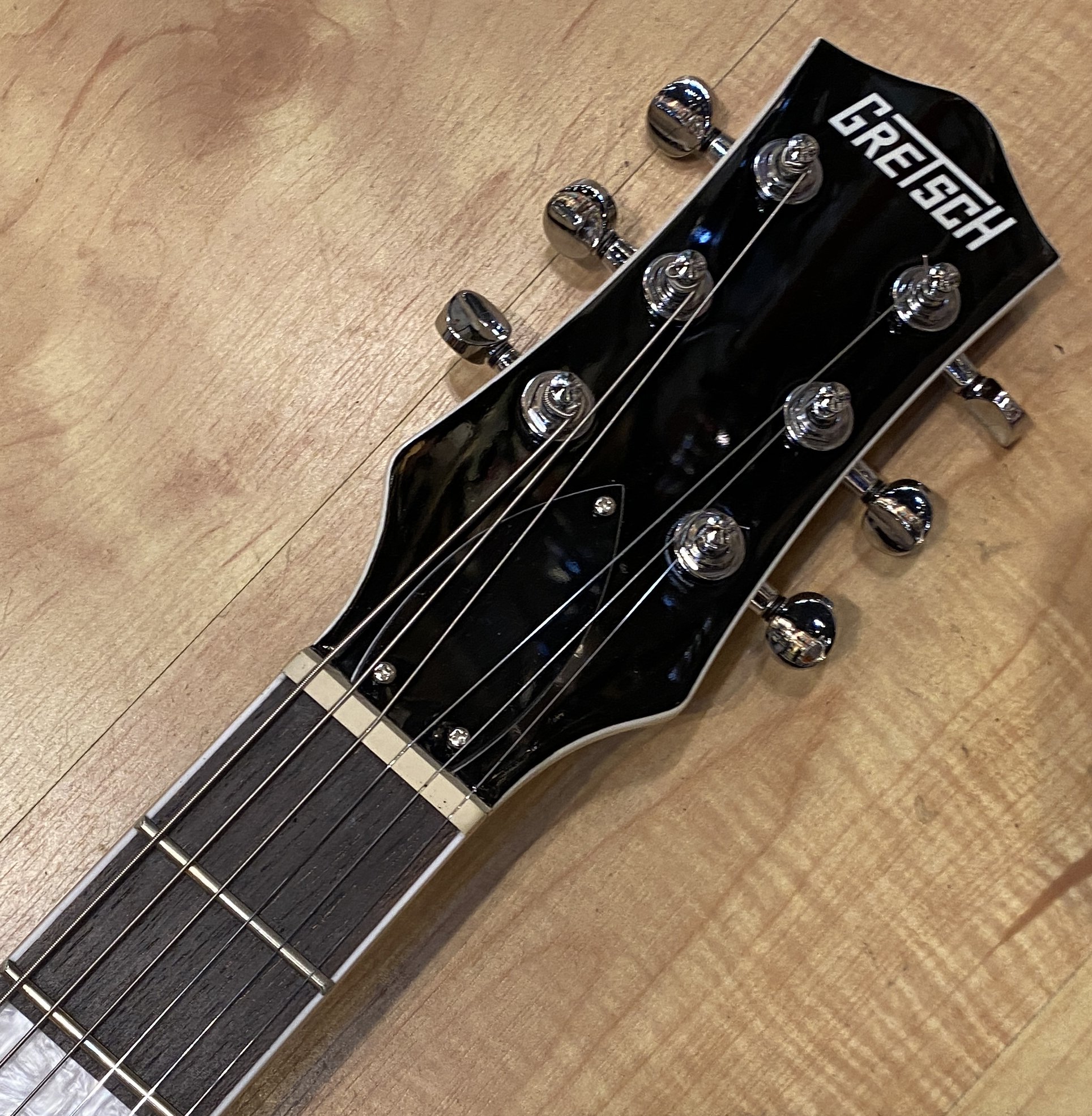 Gretsch_G5220_Electromatic_Jet_BT_Single_Cut _V_Stoptail_Black_Walnut_Fingerboard_Casino_Gold_9