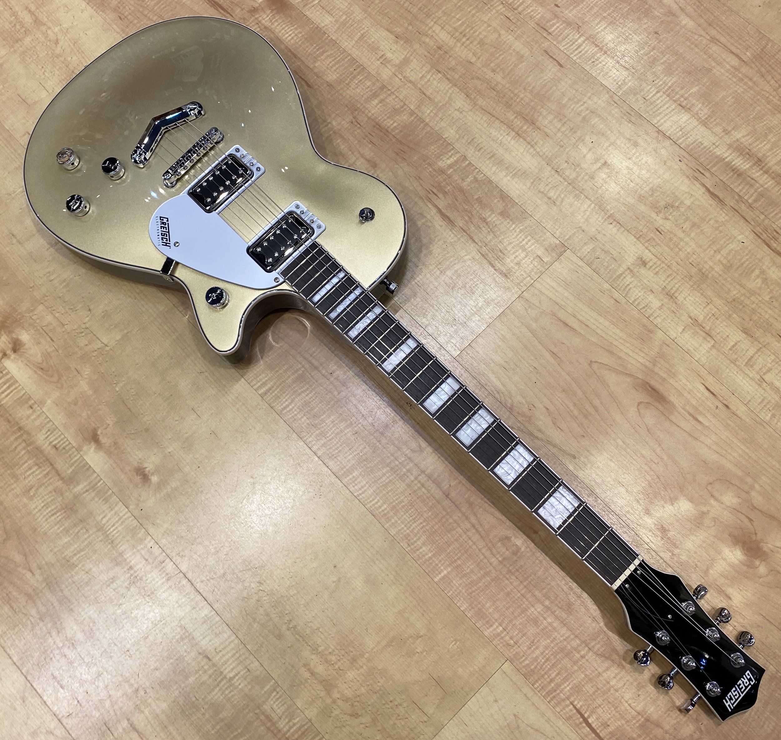 Gretsch_G5220_Electromatic_Jet_BT_Single_Cut _V_Stoptail_Black_Walnut_Fingerboard_Casino_Gold_7