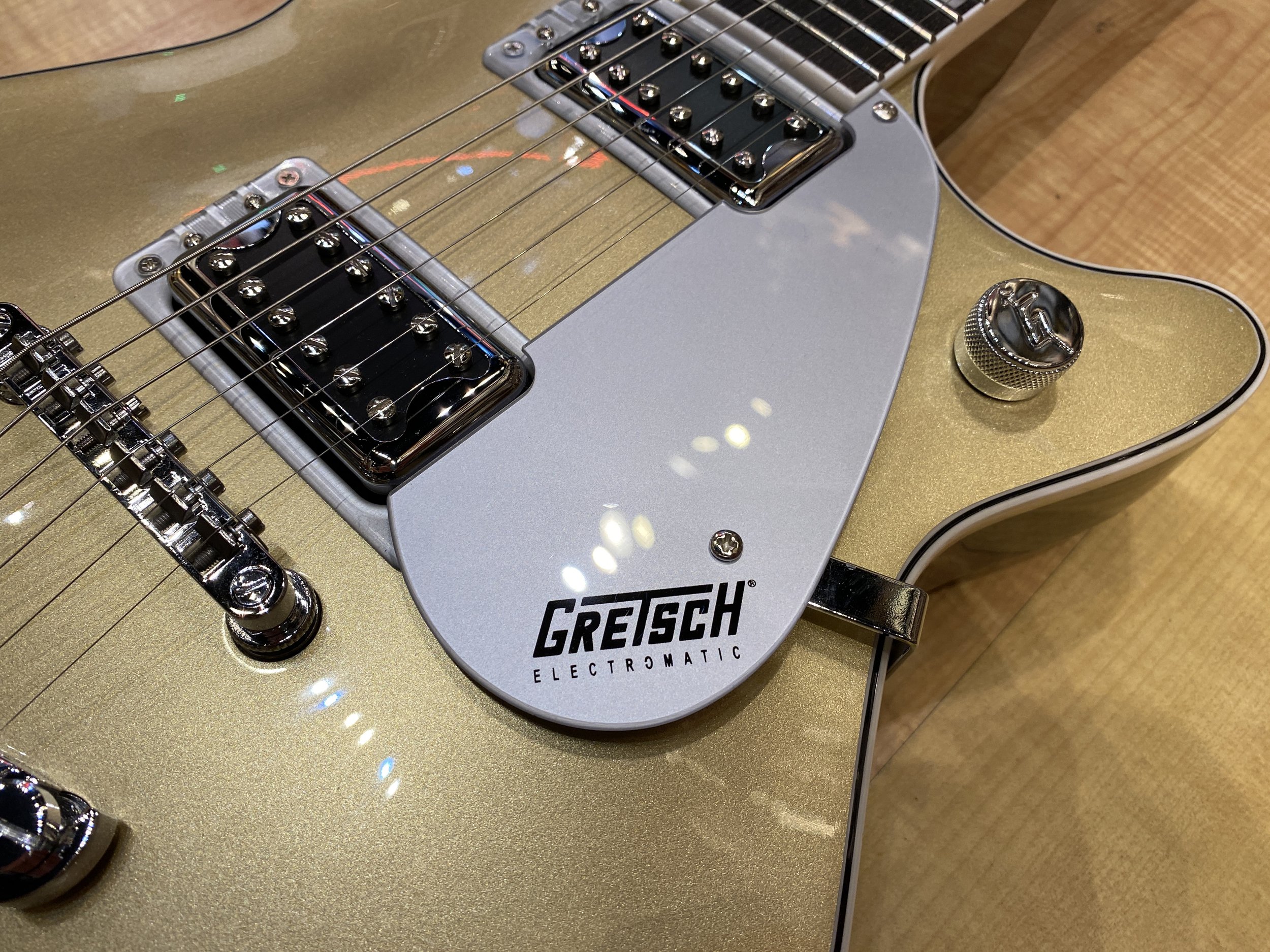 Gretsch_G5220_Electromatic_Jet_BT_Single_Cut _V_Stoptail_Black_Walnut_Fingerboard_Casino_Gold_8