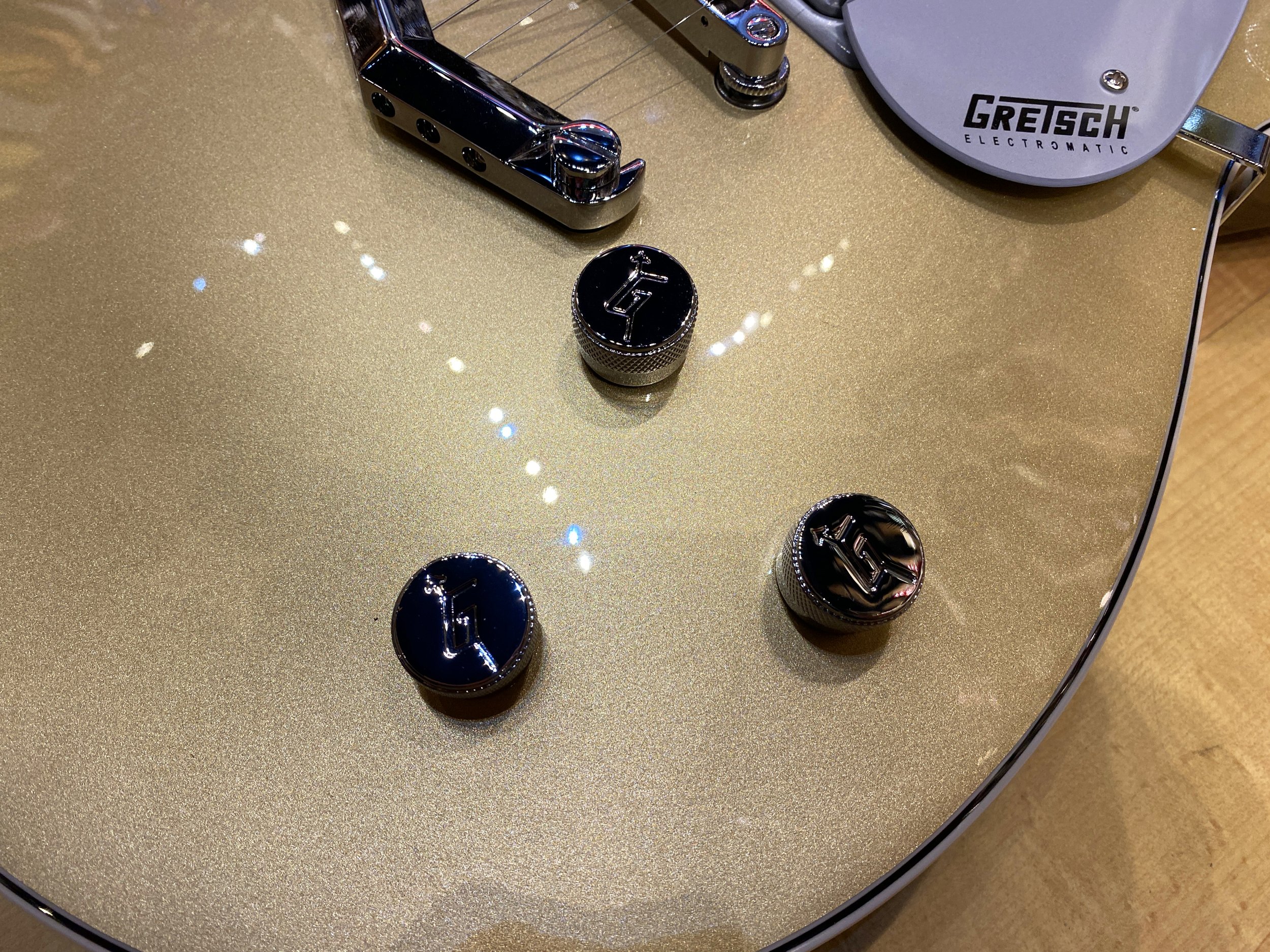 Gretsch_G5220_Electromatic_Jet_BT_Single_Cut _V_Stoptail_Black_Walnut_Fingerboard_Casino_Gold_9